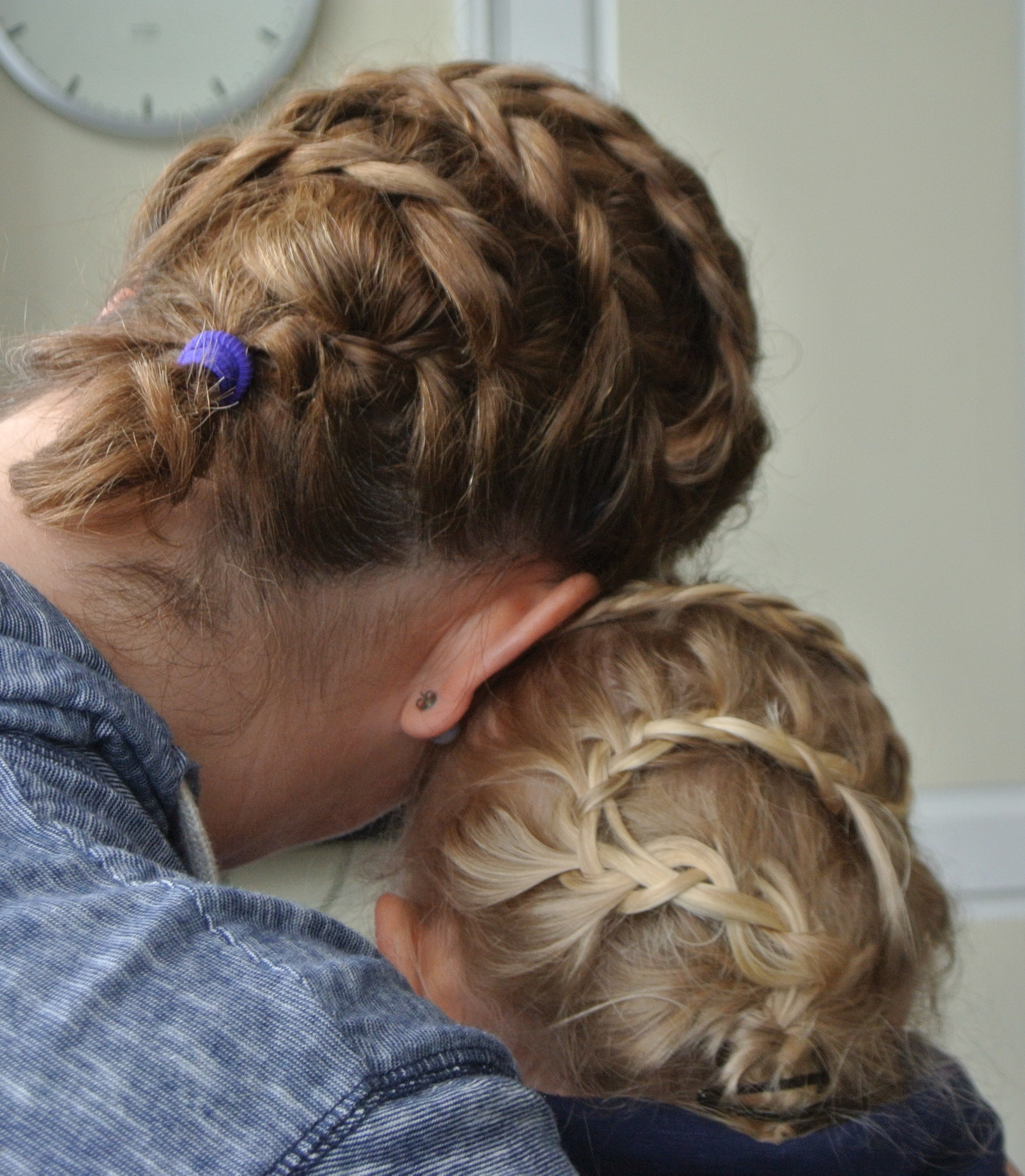 Flechtfrisur Mama und Tochter