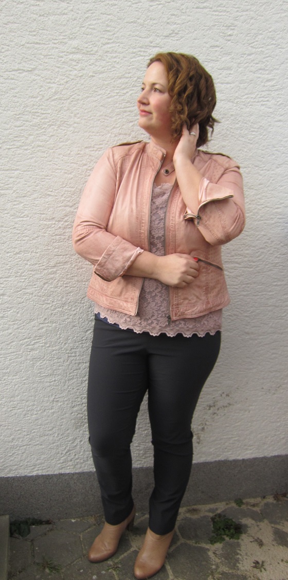 German Curves Frühlingserwachen rosa Lederjacke