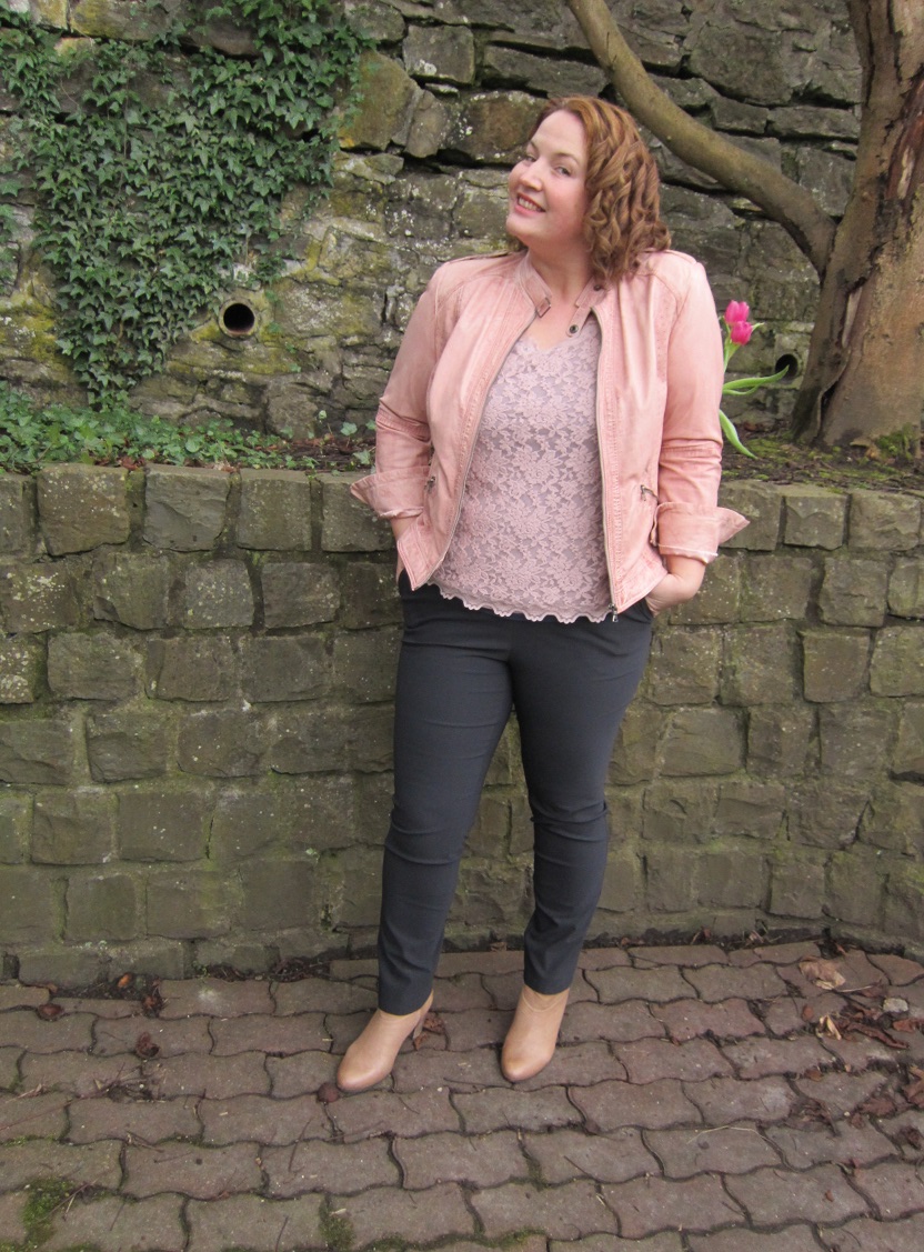 German Curves Frühlingserwachen rosa Lederjacke