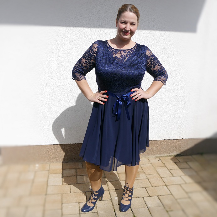 GermanCurves4.1 Asos Curve Cocktaildress blau